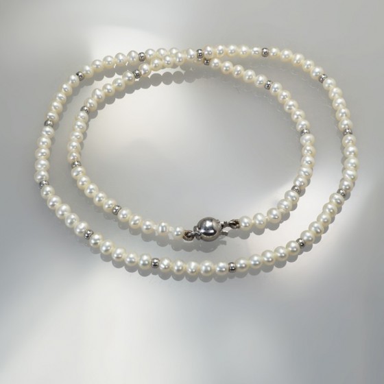 Ref. 789/4 Süsswasser Perlenkette weiss, 45 cm, Kugelschloss und Rondellen Silber